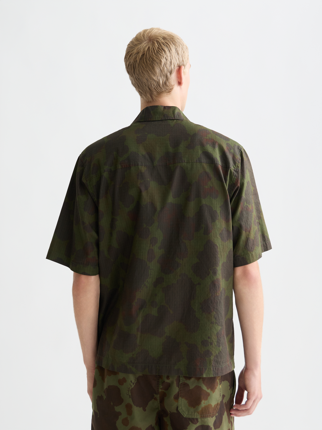 Scotch & Soda - Printed Cotton Ripstop Relaxed Fit SS Shirt - Painterly Animal Olive