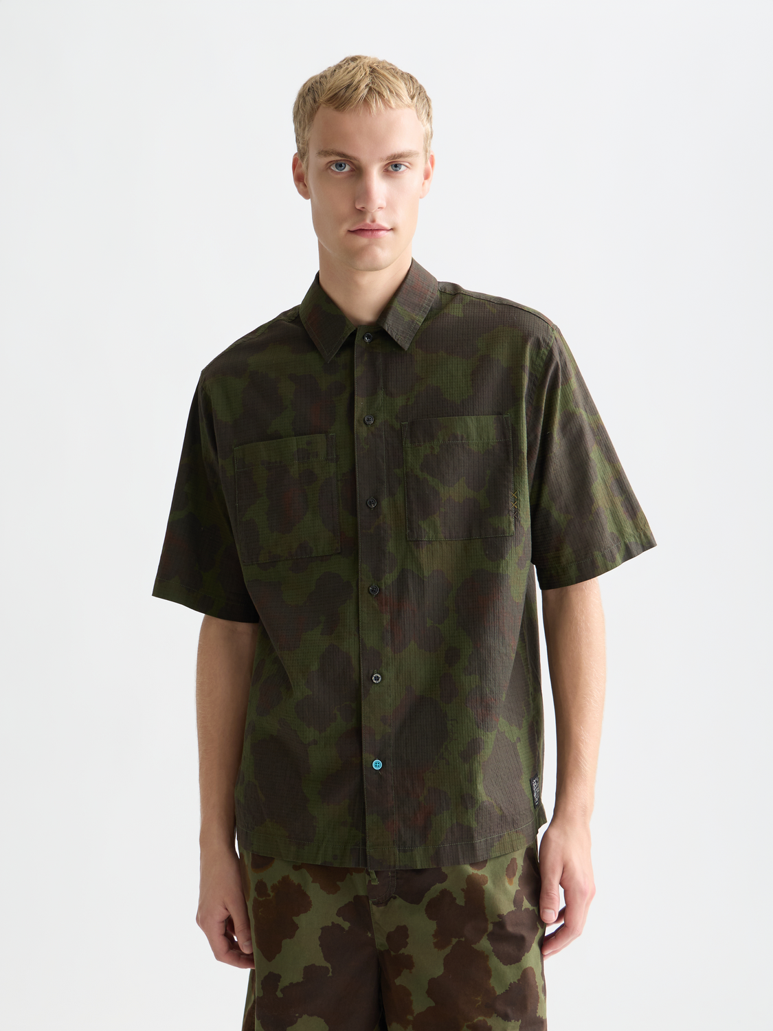 Scotch & Soda - Printed Cotton Ripstop Relaxed Fit SS Shirt - Painterly Animal Olive