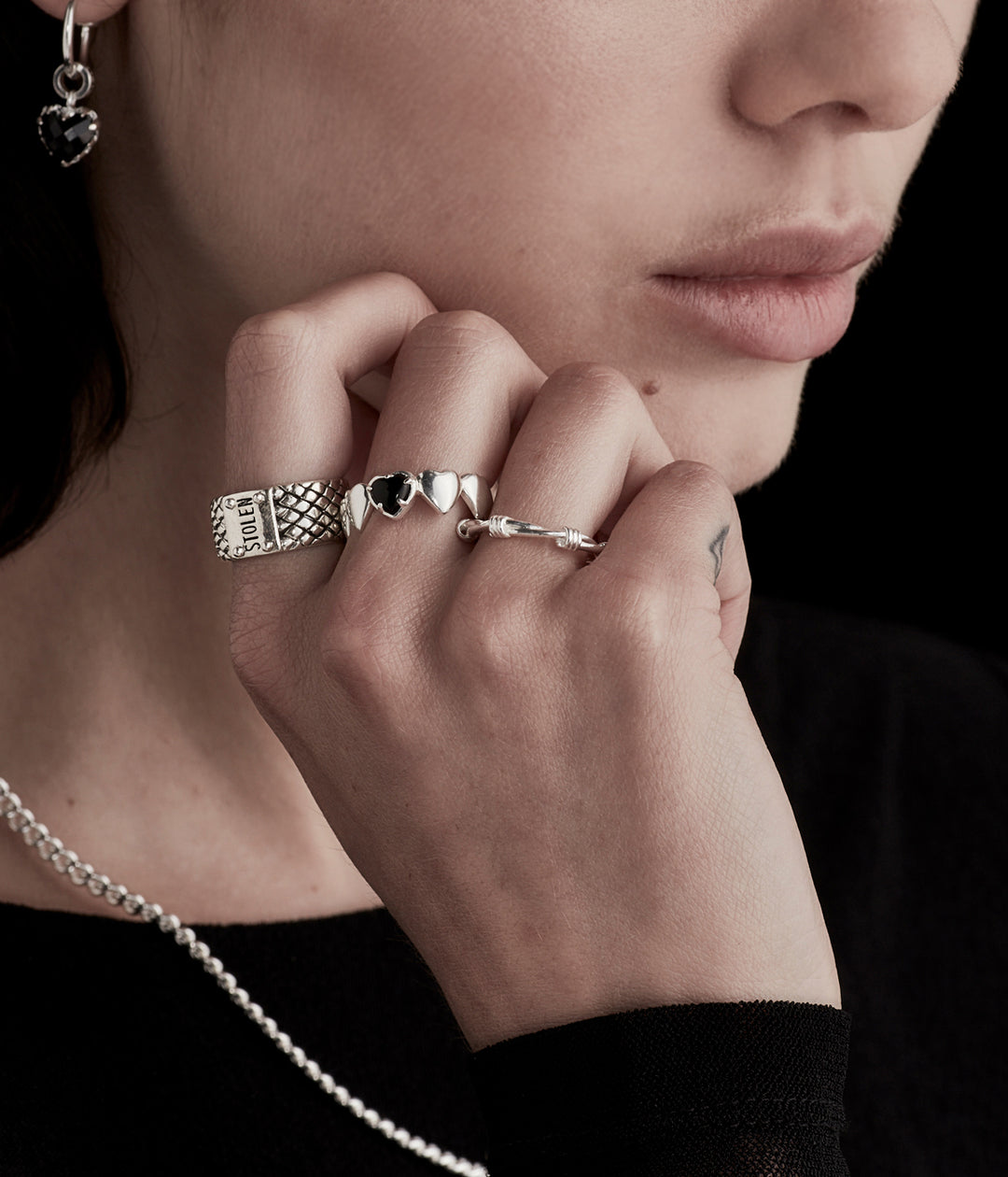 Stolen Girlfriends Club - Band Of Hearts Ring Onyx - Silver